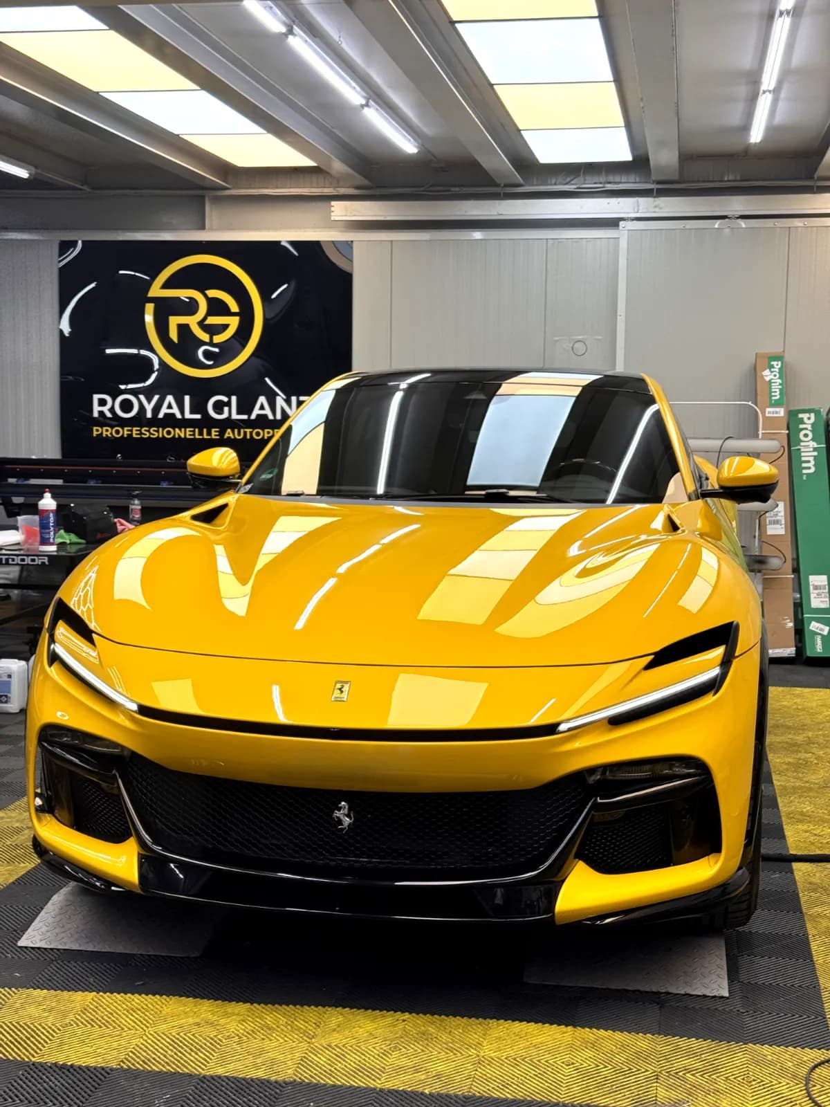Ferrari mit frisch verlegter Lackschutzfolie (PPF) im Royal Glanz Atelier München