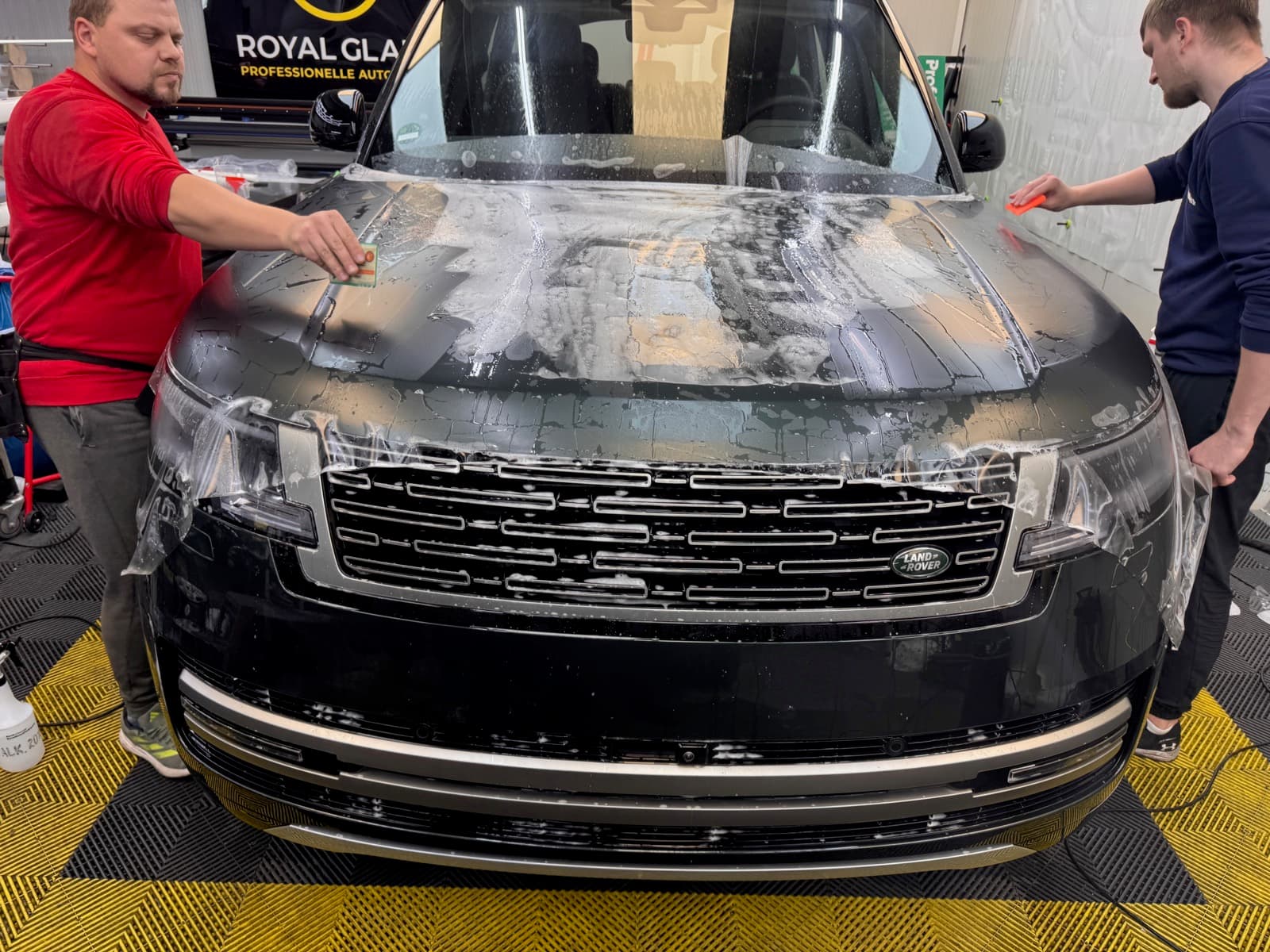 Range Rover bei der ColorChange-Folierung in Mattgrün
