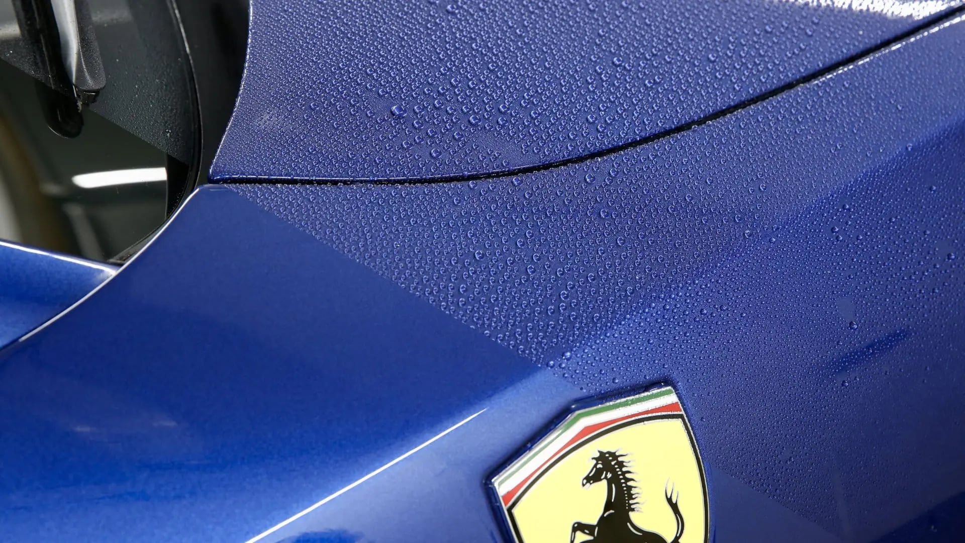 Gtechniq Keramik-Versiegelung mit Lotus-Effekt auf einem Ferrari