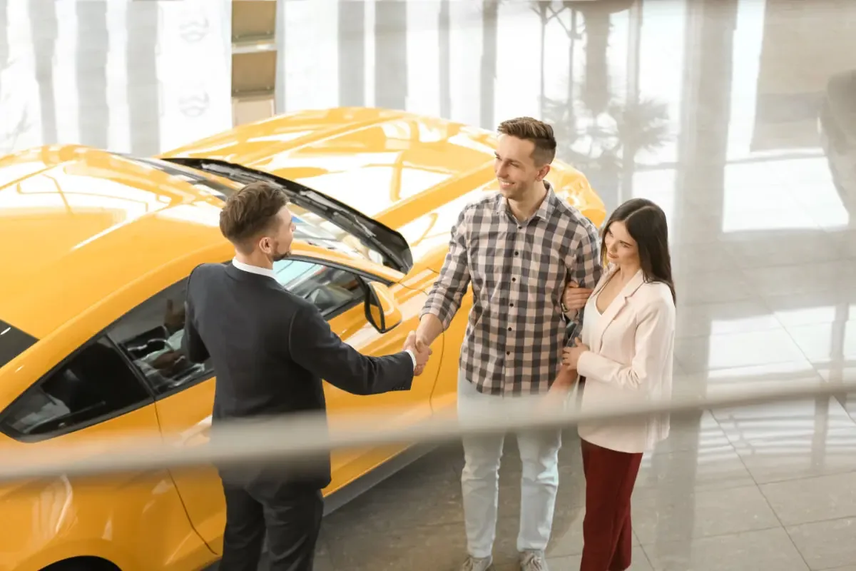 Neuwagen-Übergabe – Schlüssel und makelloser Lack
