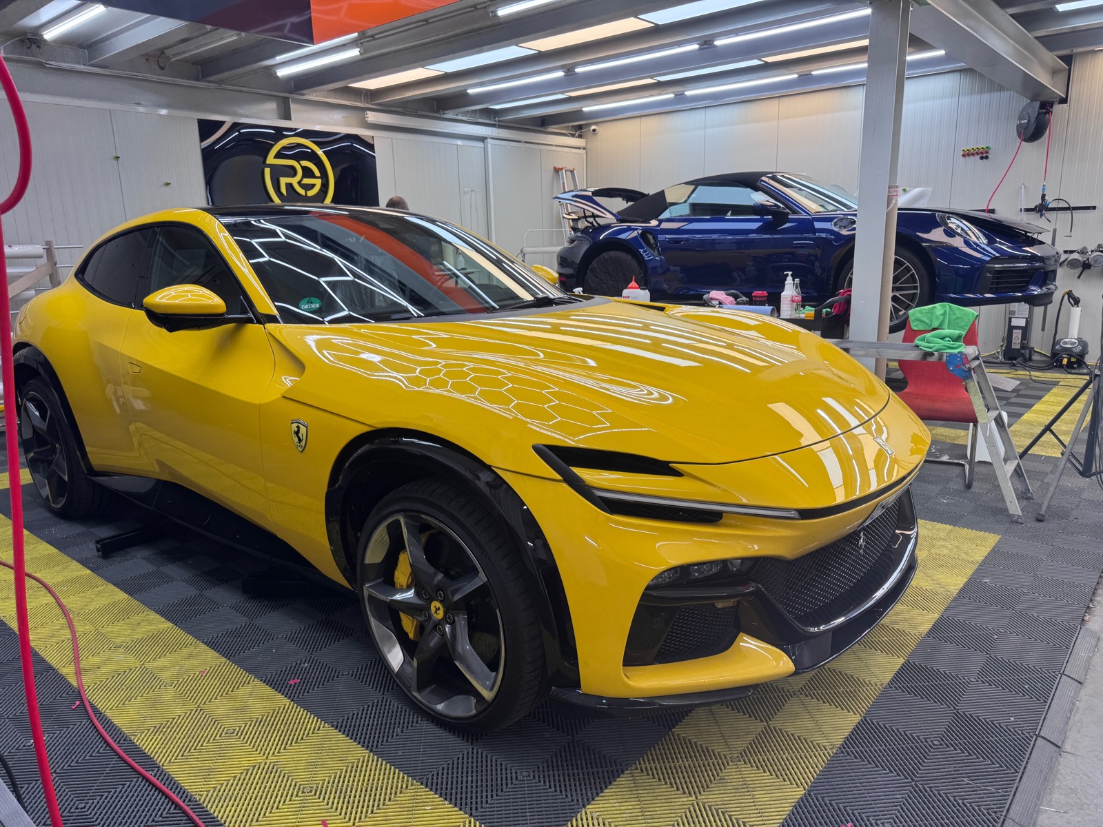 Ferrari Purosangue in leuchtendem Gelb — ColorChange PPF Vollverklebung