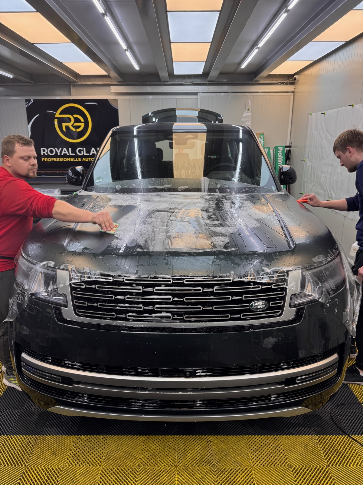 Range Rover in Mattgrün — ColorChange PPF Frontpaket